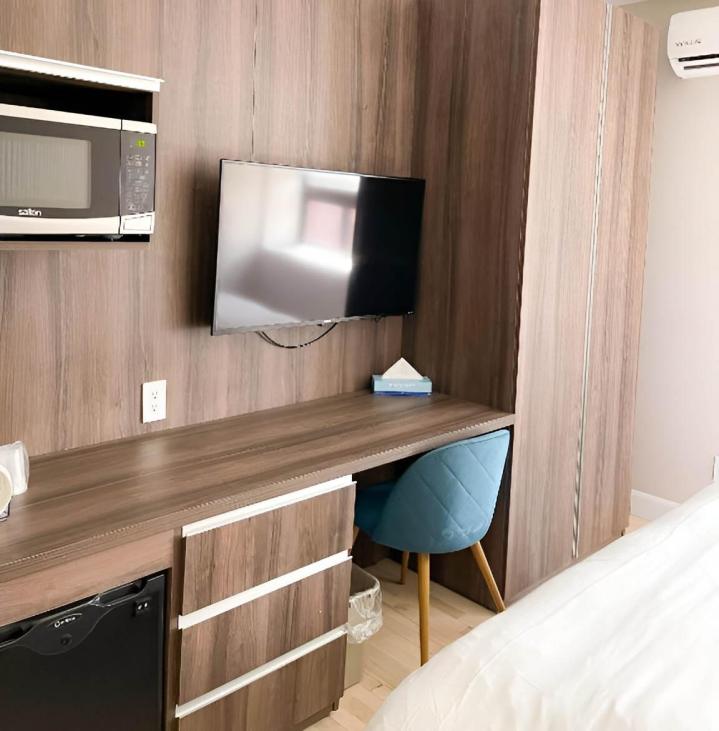Rooms and Hotel Services Downtown Montreal